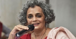 স্বাধীনতার পর বড় চ্যালেঞ্জের মুখে ভারত: অরুন্ধতী রায় স্বাধীনতার পর বড় চ্যালেঞ্জের মুখে ভারত: অরুন্ধতী রায়