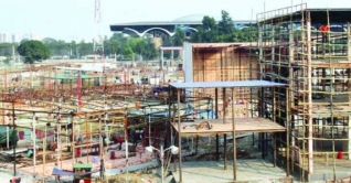 বাণিজ্যমেলার শেষ মুহূর্তে প্রস্তুতি চলছে