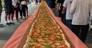 সিডনিতে তৈরি করা হলো ৩৩৮ ফুট দানব আকৃতির পিৎজা! সিডনিতে তৈরি করা হলো ৩৩৮ ফুট দানব আকৃতির পিৎজা!