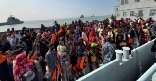 ভাসানচরের পথে আরও প্রায় আড়াই হাজার রোহিঙ্গা শরণার্থী