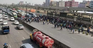 গণপরিবহন সংকটের প্রতিবাদে বিক্ষোভ, বিমানবন্দর সড়ক বন্ধ