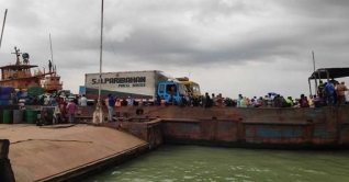 শিমুলিয়া ঘাটে চলছে সবগুলো ফেরি, কমেছে ভিড়