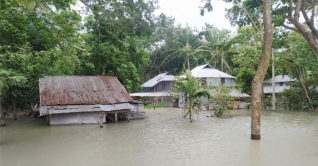 উপকূলের বহু এলাকা প্লাবিত, শিশুসহ ৬ জনের মৃত্যু উপকূলের বহু এলাকা প্লাবিত, শিশুসহ ৬ জনের মৃত্যু