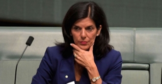 অস্ট্রেলিয়ার পার্লামেন্টে জুলিয়া ব্যাঙ্কসের শ্লীলতাহানির অভিযোগ