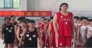 ৭ ফুট ৪ ইঞ্চি! বাস্কেটবল কোর্ট দাপিয়ে বেড়াচ্ছে চীনা মেয়ে