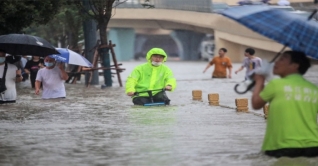 চীনে আকস্মিক বন্যায় প্রাণ গেল ১২ জনের চীনে আকস্মিক বন্যায় প্রাণ গেল ১২ জনের