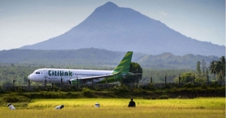 স্ত্রীর ছদ্মবেশে বিমানে উঠে আটক করোনারোগী স্ত্রীর ছদ্মবেশে বিমানে উঠে আটক করোনারোগী