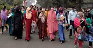 শিক্ষকদের আশ্বাসে সড়ক অবরোধ প্রত্যাহার শিক্ষকদের আশ্বাসে সড়ক অবরোধ প্রত্যাহার