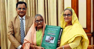 প্রধানমন্ত্রীর কাছে মুক্তিযুদ্ধকালীন ১১২ ডকুমেন্ট হস্তান্তর