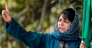 কাশ্মীরের মর্যাদা না ফেরা পর্যন্ত নির্বাচন নয়: মেহবুবা মুফতি কাশ্মীরের মর্যাদা না ফেরা পর্যন্ত নির্বাচন নয়: মেহবুবা মুফতি