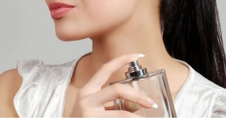 ঘামের দুর্গন্ধ এড়াতে পারফিউম ঘামের দুর্গন্ধ এড়াতে পারফিউম