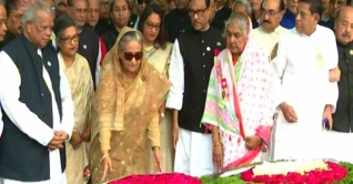 মুজিববর্ষে বঙ্গবন্ধুর প্রতিকৃতিতে প্রধানমন্ত্রীর শ্রদ্ধা মুজিববর্ষে বঙ্গবন্ধুর প্রতিকৃতিতে প্রধানমন্ত্রীর শ্রদ্ধা