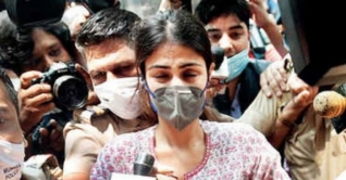 রিয়ার পাশে দাঁড়ালেন বলিউডের তারকারা রিয়ার পাশে দাঁড়ালেন বলিউডের তারকারা