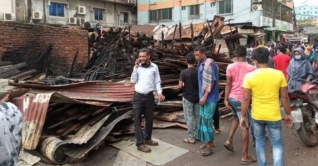 মালিবাগ চৌধুরী পাড়ার কাঠ গলিতে আগুন