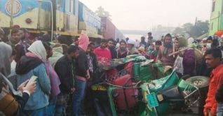 অটোরিকশায় ট্রেনের ধাক্কায় প্রাণ গেল স্বামী-স্ত্রীর