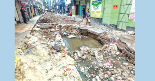 ভাঙাচোরা সড়কে দুর্বিষহ অবস্থা, দুর্ভোগে নগরবাসী ভাঙাচোরা সড়কে দুর্বিষহ অবস্থা, দুর্ভোগে নগরবাসী