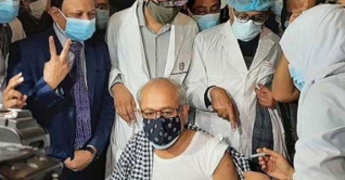 বিএসএমএমইউতে প্রথম টিকা নিলেন ভিসি কনক কান্তি