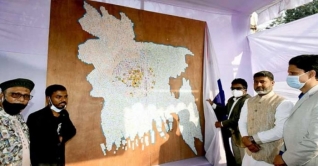 বঙ্গবন্ধুর সাড়ে ৬ হাজার ছবি দিয়ে বাংলাদেশের মানচিত্র বঙ্গবন্ধুর সাড়ে ৬ হাজার ছবি দিয়ে বাংলাদেশের মানচিত্র