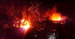 দাউদকান্দিতে আগুনে পুড়ে মারা গেলেন মা ও মেয়ে
