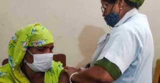 টিকা নিচ্ছেন দৌলতদিয়ার যৌনকর্মীরা