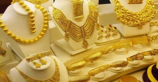 স্বর্ণের দাম ভরিতে কমলো দেড় হাজার টাকা স্বর্ণের দাম ভরিতে কমলো দেড় হাজার টাকা