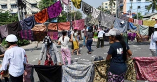 মিয়ানমারে রাস্তায় ঝুলছে নারীদের লুঙ্গি-অন্তর্বাস: বিপাকে সেনারা মিয়ানমারে রাস্তায় ঝুলছে নারীদের লুঙ্গি-অন্তর্বাস: বিপাকে সেনারা