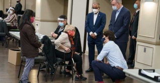 করোনা পরিস্থিতি দেখতে হাসপাতালে ছুটে বেড়াচ্ছেন ট্রুডো করোনা পরিস্থিতি দেখতে হাসপাতালে ছুটে বেড়াচ্ছেন ট্রুডো