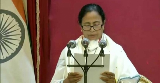 মুখ্যমন্ত্রী পদে টানা তৃতীয় দফায় মমতার শপথগ্রহণ