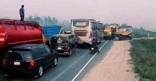 বঙ্গবন্ধু সেতু এলাকায় ২৫ কিলোমিটার যানজট বঙ্গবন্ধু সেতু এলাকায় ২৫ কিলোমিটার যানজট