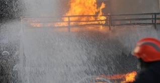 গুলশানের বহুতল ভবনের আগুন নিয়ন্ত্রণে গুলশানের বহুতল ভবনের আগুন নিয়ন্ত্রণে