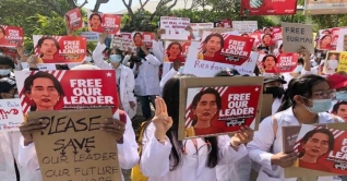 উত্তাল মিয়ানমারে এবার স্বাস্থ্যকর্মীদের ওপর গুলি উত্তাল মিয়ানমারে এবার স্বাস্থ্যকর্মীদের ওপর গুলি