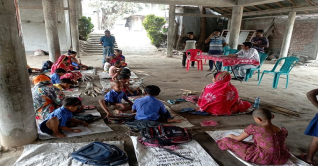 টুঙ্গিপাড়ার তালপাতার পাঠশালার পাশে দাঁড়ালেন ইউএনও   