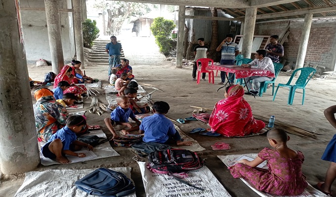 টুঙ্গিপাড়ার তালপাতার পাঠশালার পাশে দাঁড়ালেন ইউএনও   