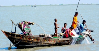 নিষেধাজ্ঞা শেষে ইলিশ শিকারে নদীতে জেলেরা
