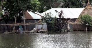 গাইবান্ধায় পানি কমছে, দুর্ভোগ কমেনি