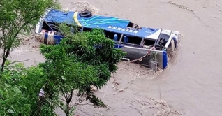 কাঠমান্ডুতে বাস দুর্ঘটনায় সাত শিশুসহ নিহত ১৭