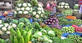 সবজি বাজারে দামে আগুন সবজি বাজারে দামে আগুন