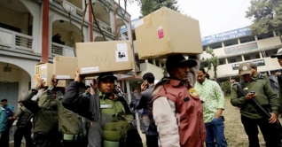 কড়া নিরাপত্তায় কেন্দ্রে যাচ্ছে নির্বাচনী সরঞ্জাম