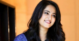 ক্রিকেটারের সঙ্গে প্রেম, আনুশকার জবাব ‘গুজব’