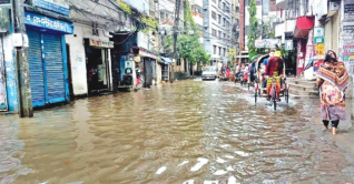 বৃষ্টি হলেই ডুবে যায় রাজধানীর রাস্তা
