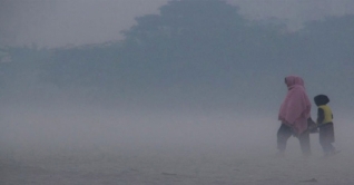 শীতে কাঁপছে উত্তরের মানুষ, বিপর্যস্ত জনজীবন