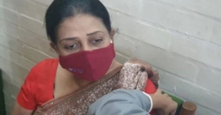 শোবিজে সর্বপ্রথম করোনার টিকা নিলেন সুবর্ণা মুস্তাফা