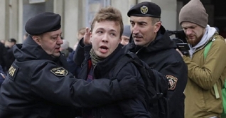 বোমার ভয় দেখিয়ে মাঝ পথে বিমান থামিয়ে সাংবাদিককে আটক