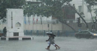 ঢাকায় ঝুম বৃষ্টিতে স্বস্তির সাথে দুর্ভোগও