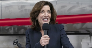 নিউইয়র্কের প্রথম নারী গভর্নর হলেন ক্যাথি হোচুল