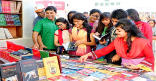 ছুটির দিনে ক্রেতার আগমনে সরগরম বইমেলা