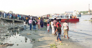 শীতলক্ষ্যায় লঞ্চডুবি: বস্তা ধরে ভেসে ছিলেন মোকছেদা