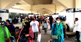 কমলাপুরে ঘরমুখো যাত্রীদের ভিড়
