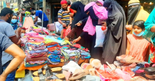 ফুটপাতে জমে উঠেছে ঈদের বেচাকেনা ফুটপাতে জমে উঠেছে ঈদের বেচাকেনা