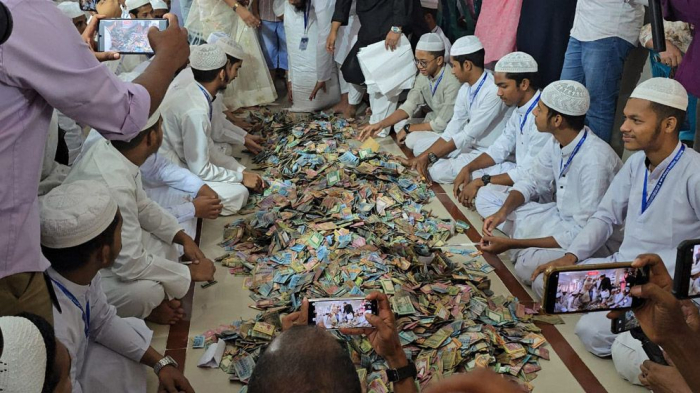 টাকা গণনার কাজ চলছে। সংগৃহীত ছবি